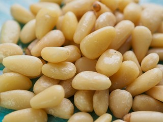 도자기 접시에 담긴 잣