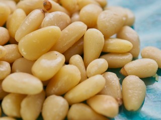 도자기 접시에 담긴 잣