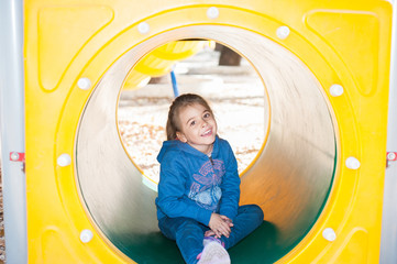 Lachendes Kind auf dem Spielplatz