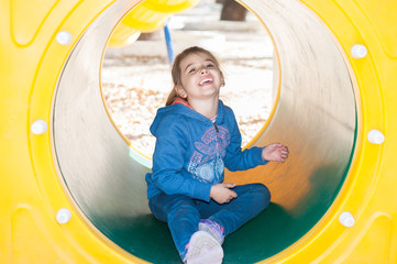 Lachendes Kind auf dem Spielplatz