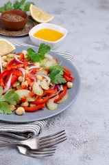 Raw vegetable salad with chickpeas