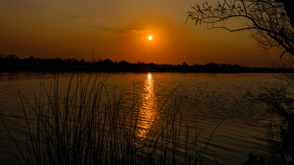atardecer sobre el rio