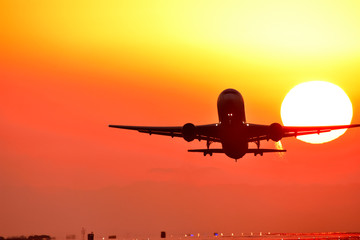 Fototapeta na wymiar Good luck　　最高に美しい夕日を背景に飛行する航空機　　Aircraft flying against a background of the most beautiful sunset　　The most beautiful Radiates the glow of the sunset Flying happiness Aircraft image carrying good luck
