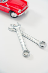 おもちゃの車と工具