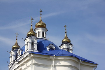 Fototapeta na wymiar Dolden domes of orthodox church on blue sky background