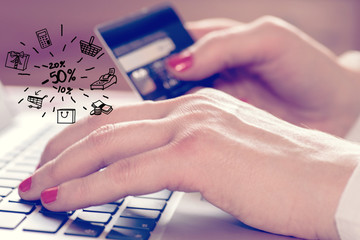 Eine Frau sucht online nach Rabatten und Angebot und will mit Kreditkarte bezahlen