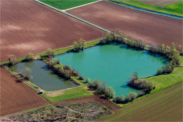 vue a&eacute;rienne de lacs artificiels &agrave; Saint-Denis-les-Sens dans l'Yonne en France