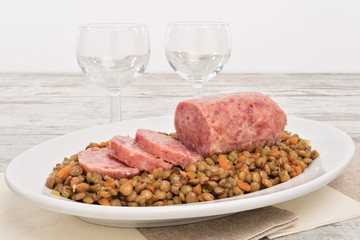 cotechino di maiale affettato e lenticchie