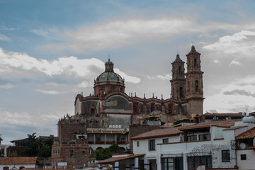 Fototapeta na wymiar Santa Prisca en Taxco