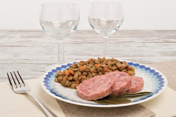 cotechino di maiale fette e lenticchie