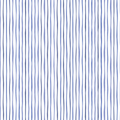 Blaue dünne handgezeichnete wellenförmige ungleichmäßige vertikale Streifen auf weißem Backrgound Vektor nahtloses Muster. Klassische abstrakte Geo
