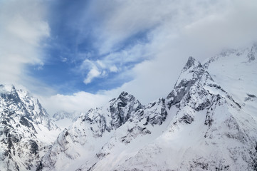 Fototapety  Szare szczyty wysokich gór pokryte lodem