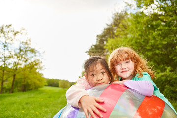 M&auml;dchen als beste Freundinnen beim Ballspiel