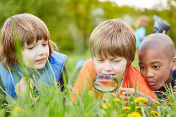 Kinder betrachten Natur mit der Lupe