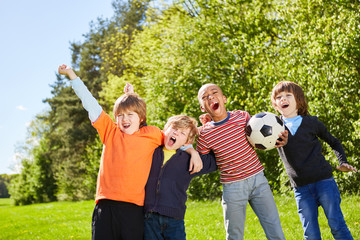 Kinder jubeln als Freunde und Fußball Team