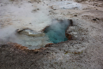 Fototapeta na wymiar blue hole geyser