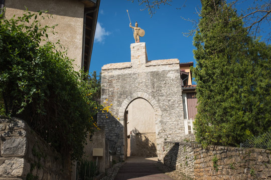 Porte du Babouin &agrave; Chazay d'Azergues