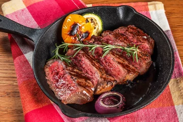 Gordijnen 厚切り炭火焼ステーキ　Thick slice grilled steak © norikko