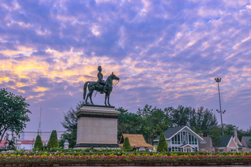 Fototapeta premium sunrise above The Equestrian State of King Chulalongkorn Rama v the equestrian statue of king rama v in Bangkok.