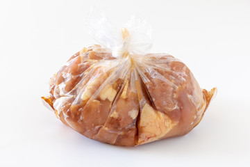 味付けしている鶏肉