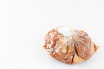 味付けしている鶏肉