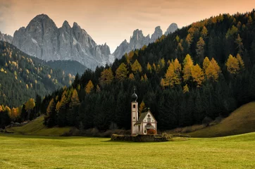 Photo sur Plexiglas Dolomites Chapelle Saint Johann (San Giovanni en italien) à Val di Funes avec le groupe Dolomites Odle en arrière-plan. Italie du Nord.