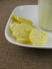 Frische selbstgemachte Butter und Buttermilch im Glas