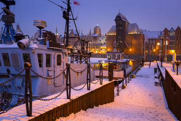 Obraz premium Snowy winter in the old town of Gdansk with frozen Motlawa river, Poland