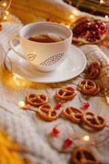 Naklejka premium Cup of tea and sweet mini pretzels