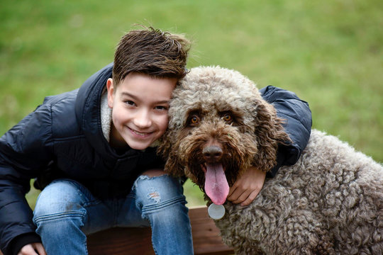 Junge und Hund schauen in die Kamera