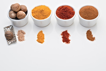 spezie cannella paprica curcuma noce moscata da sopra