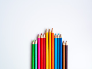 Farbstifte in einer Reihe auf einem weißen Hintergrund, Draufsicht