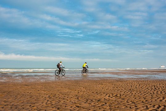 vélo tout terrain sur la plage en hiver