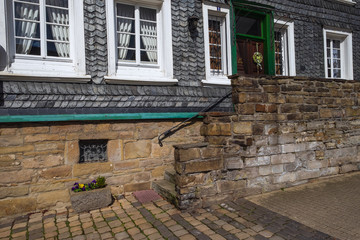 Fototapeta na wymiar Eingang eines alten verschieferten Hauses