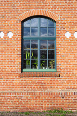 Fassade einer Backsteinmauer mit Fenster