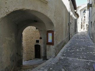 Fototapeta na wymiar Barrea - Vicoli del centro storico