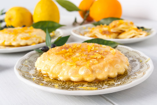 Seadas, dolce tipico della Sardegna farcito con pecorino e miele