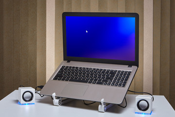 Starting laptop with two speakers on the sides.