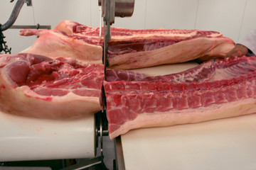 Porcjowanie mięsa w rzeźni. Profesjonalny rozbiór mięsa.