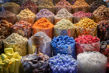 Obraz premium Kolorowe stosy przypraw na targach w Dubaju w Zjednoczonych Emiratach Arabskich