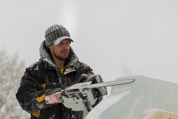 Sculptor with a chainsaw in his hands