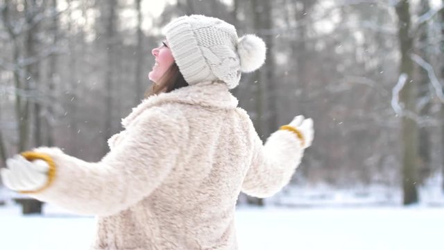 Frau in winterlichen Wald ( video 4k in Zeitlupe )