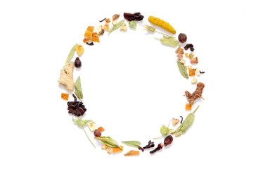 Obraz premium Frame with herbal tea, dry herbs and flowers with pieces of fruit and berries. Top view. Copy space