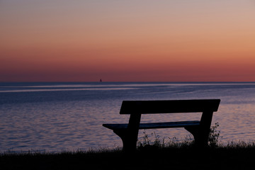 Fototapeta na wymiar Sitzbank im Sonnenuntergang