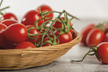 pomodorini in cesto sopra tavolo di legno rustico