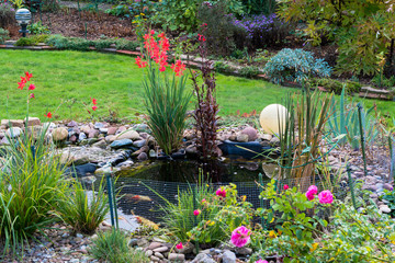 Schöner Garten mit kleinen Teich