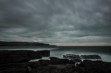 Obraz premium Langzeitbelichtung Meer Felsen