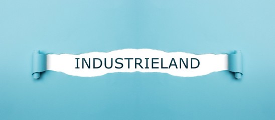 Industrieland auf gerissenen Papier