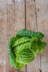  Wirsingkohl auf einem alten Holzuntergrund