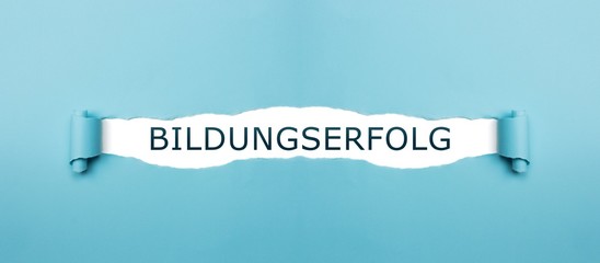 Bildungserfolg auf gerissenen Papier